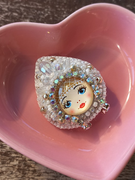 broszki Broszka Matrioszka biała