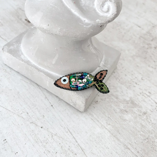 broszki Broszka mini RYBKA 23 ręcznie haftowana przypinka rękodzieło śledzik
