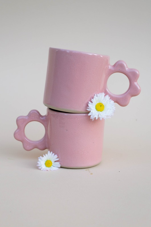 kubki Ceramiczny kubek z kwiatowym uszkiem