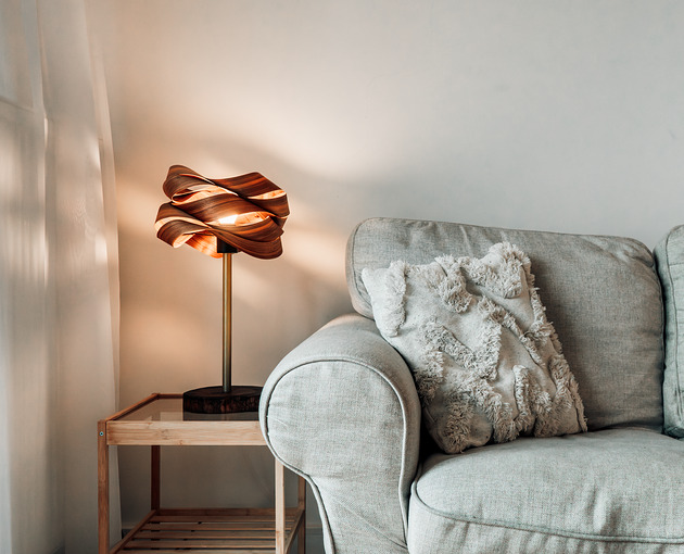 lampy stołowe Stojąca lampka z orzecha amerykańskiego AURORA TAVOLO