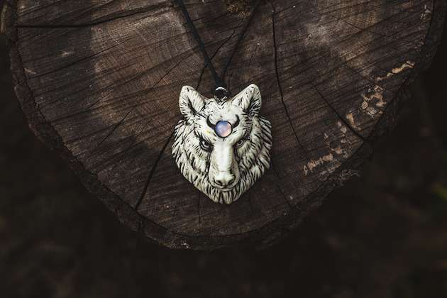 wisiory Wisior Wilk z Księżycem