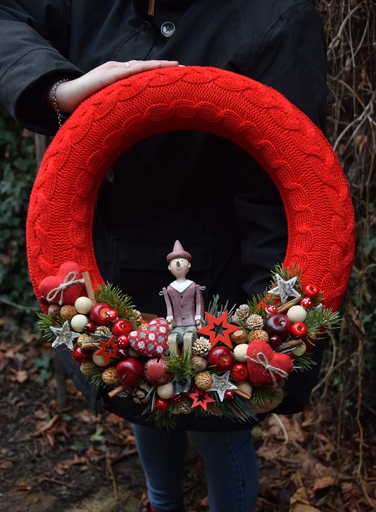 wianki bożonarodzeniowe Czerwony Wianek świąteczny z pinokiem na zamówienie