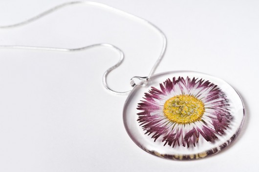 Naszyjnik ze stokrotką zatopioną w żywicy So Jewelry