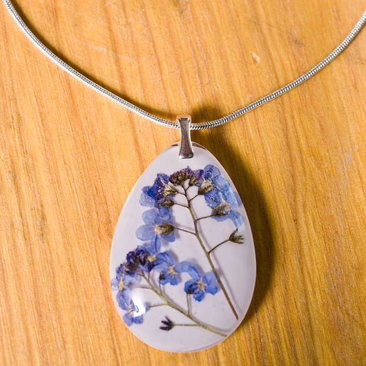 Naszyjnik z niezapominajkami w żywicy So Jewelry