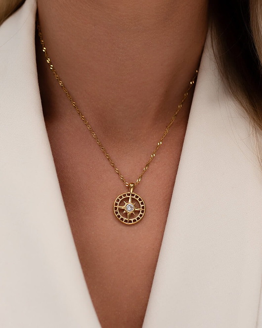 złote naszyjniki Złoty naszyjnik z wisiorkiem róża wiatrów ze stali chirurgicznej