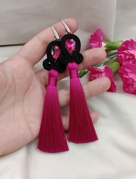 kolczyki soutache Kolczyki z chwostami fuksja, różowe chwosty, czarne klipsy