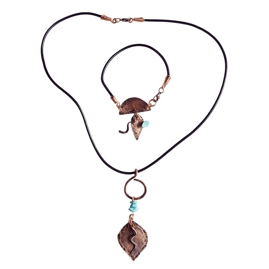 komplet biżuterii Komplet biżuterii z kutej, oksydowanej miedzi i rzemienia /1/