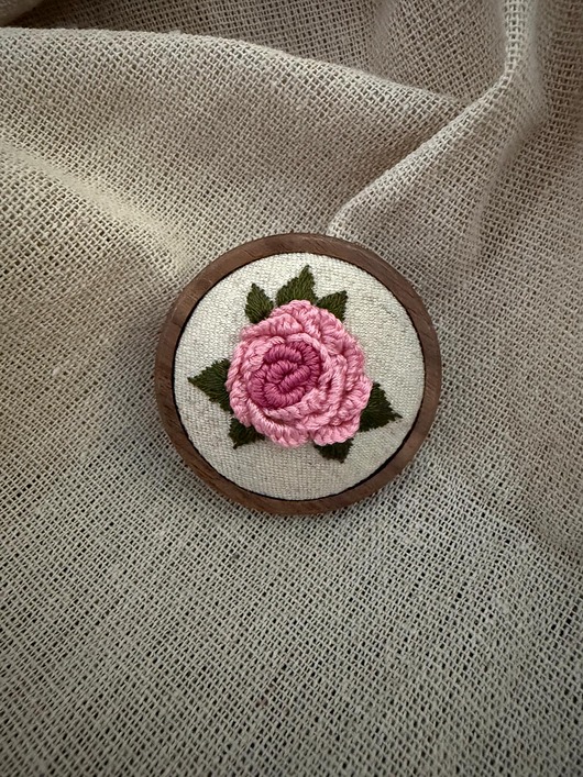 broszki Ręcznie haftowana broszka "Różowa róża"