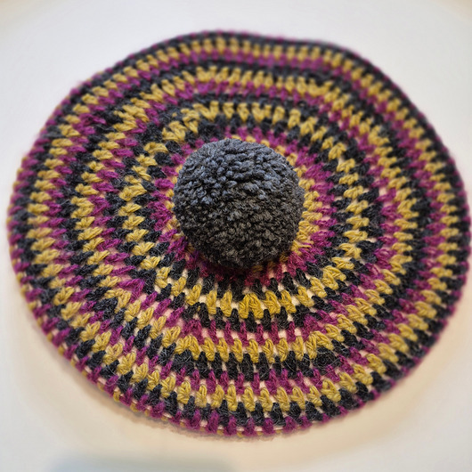 czapki damskie Unikatowy beret z pomponem