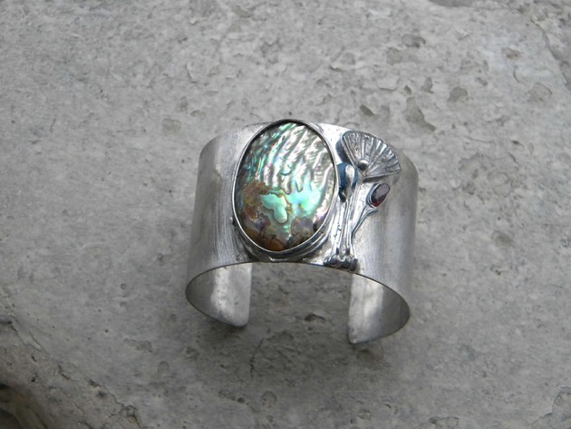 bransoletki wire wrapping Muszla abalone w roślinach  -  bransoleta mankiet CUFF