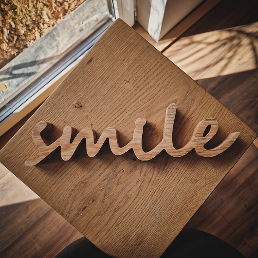 napisy dekoracyjne i tabliczki Drewniany napis smile z drewna, stojący dąb