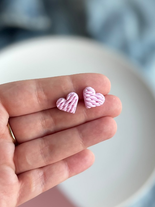 kolczyki z masy plastycznej Kolczyki sztyfty różowe dziergane serduszka