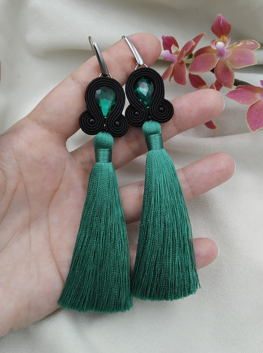 kolczyki soutache Szmaragdowe kolczyki chwosty kryształowe