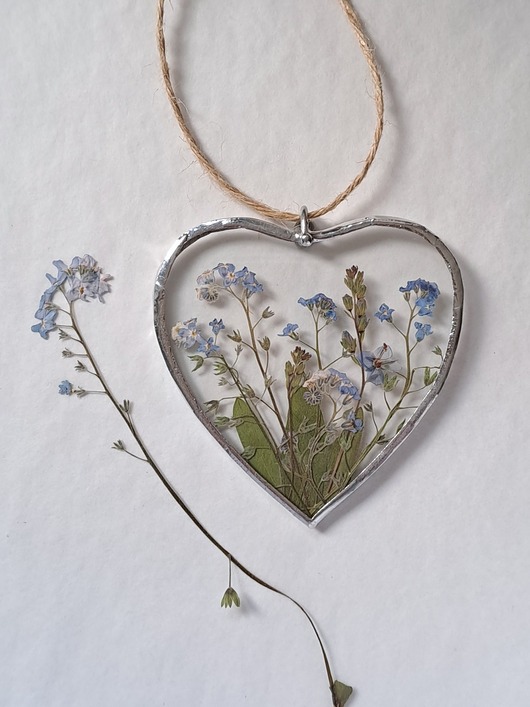 Ozdoby na ścianę Serce witrażowe z suszonymi niezapominajkami 7,5 cm