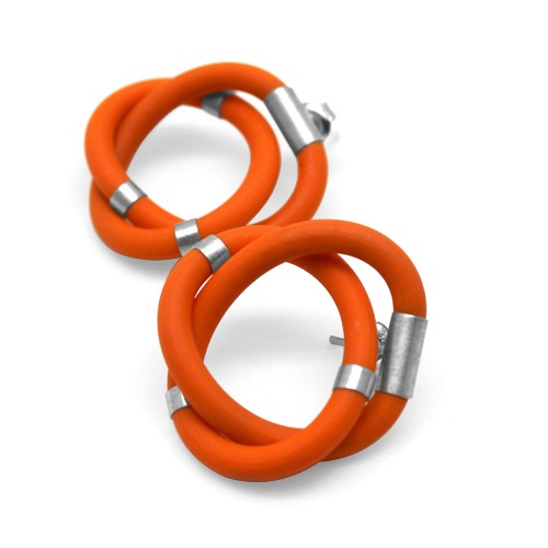 kolczyki wire wrapping Pomarańczowe kolczyki z kauczuku i srebra (M)