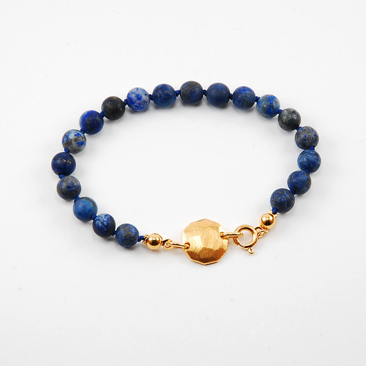 bransoletki z kamieni naturalnych Bransoletka z lapis lazuli i złoconym medalionem
