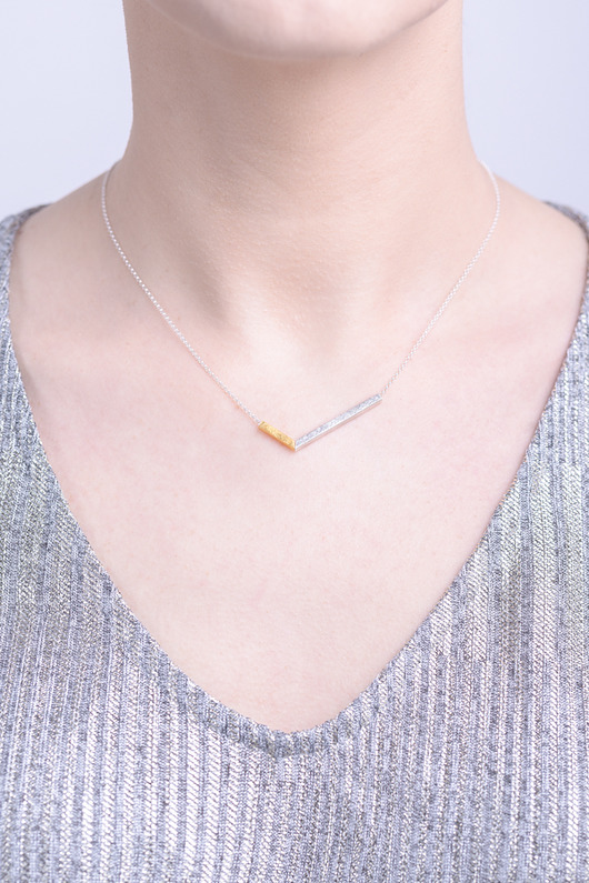 Wisiorek srebrno-złoty V Daria Siwiak Jewellery