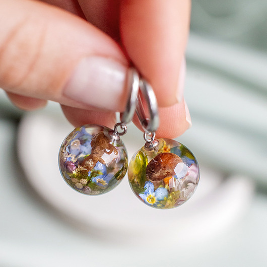 kolczyki z żywicy Kolczyki z leśną kompozycją