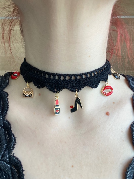 chokery Czarny koronkowy choker z damskimi gadzetami