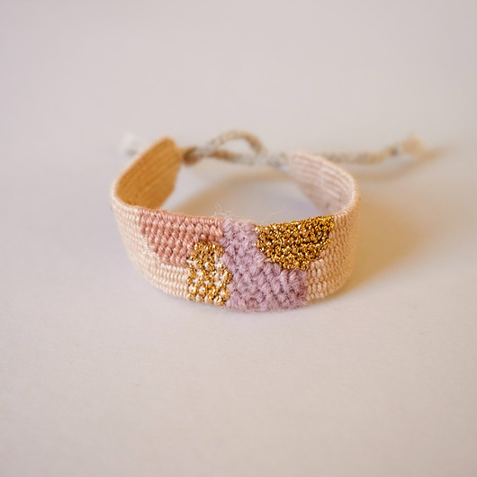 bransoletki na sznurku Bransoletka wykonana na krośnie, wiązana na supełek