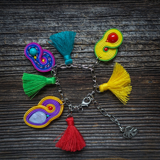 Kolorowa bransoletka z charmsami sutasz Mró Soutache