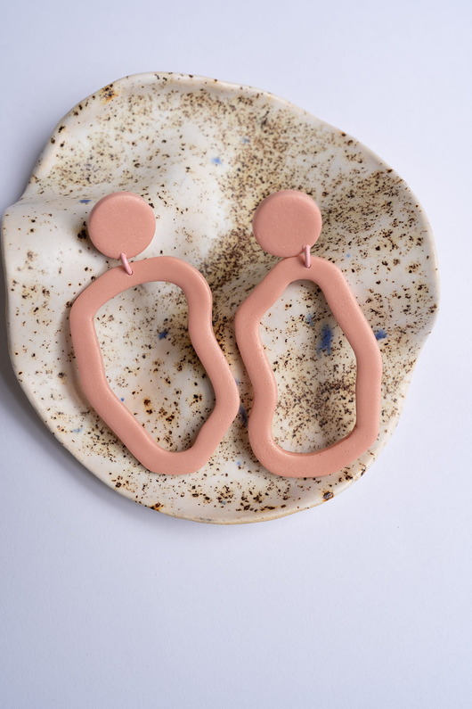 kolczyki z masy plastycznej Wiszące sztyfty w organicznym kształcie