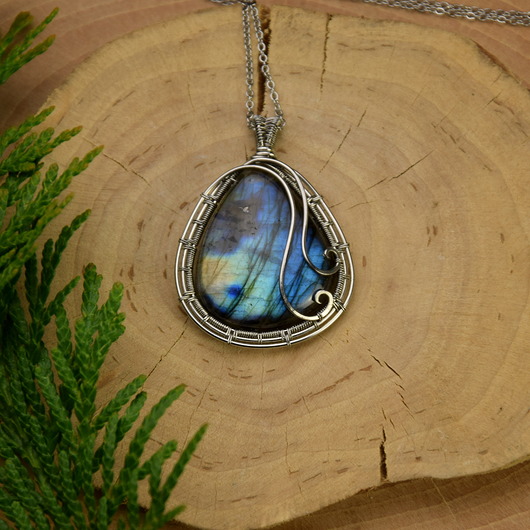 Wisiorek z labradorytem wire wrapping Agata Rozanska