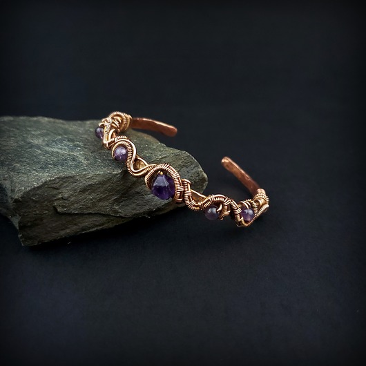 bransoletki wire wrapping Miedziana bransoleta mankietowa z ametystem