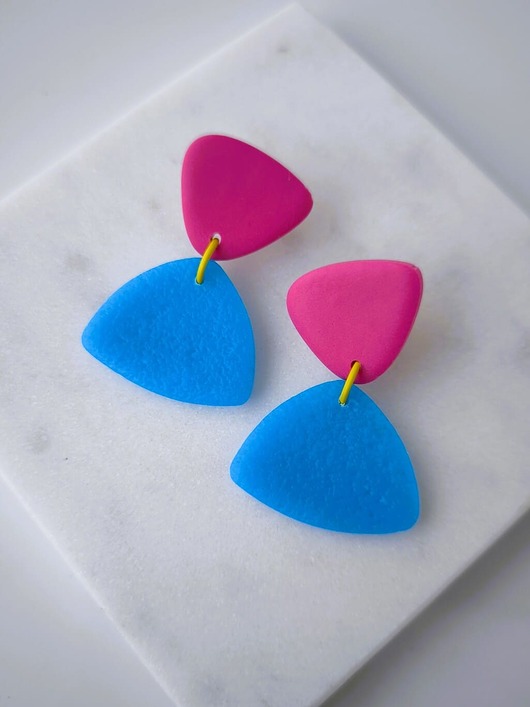 kolczyki z masy plastycznej Kolczyki wiszące na sztyft TRÓJKĄTY fuksja/lazur