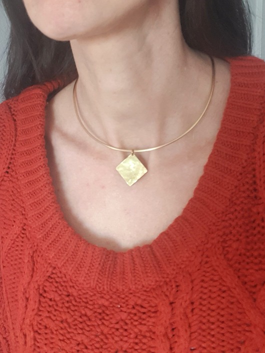 chokery Naszyjnik ZEN kwadrat na obróżce z mosiądzu, młotkowany