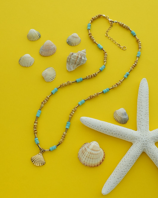 korale Naszyjnik na lato z howlitem i muszelką