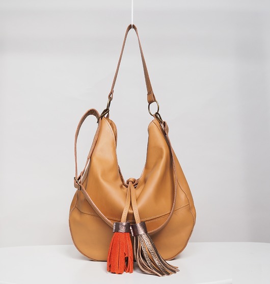 torby na ramię Kamelowa skórzana hobo bag z frędzlami