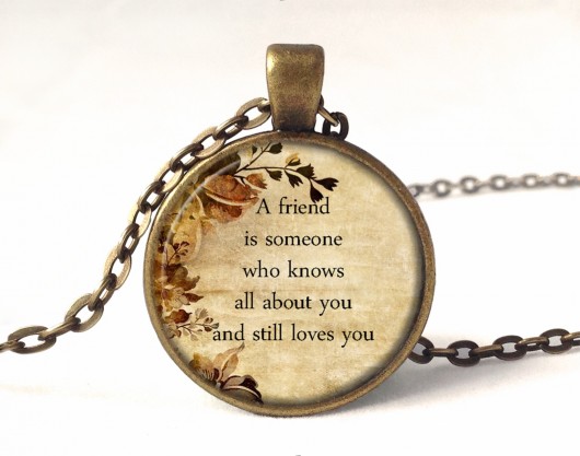 Medalion z cytatem - A friend is someone..... EGGinEGG