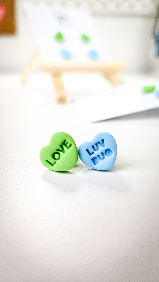 kolczyki z masy plastycznej Kolczyki serduszka z napisami zestaw 2 par