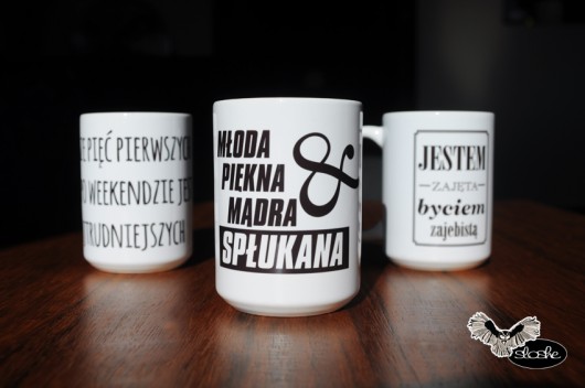 Kubek Młoda, piękna, mądra & spłukana, 450ml Sowia Aleja