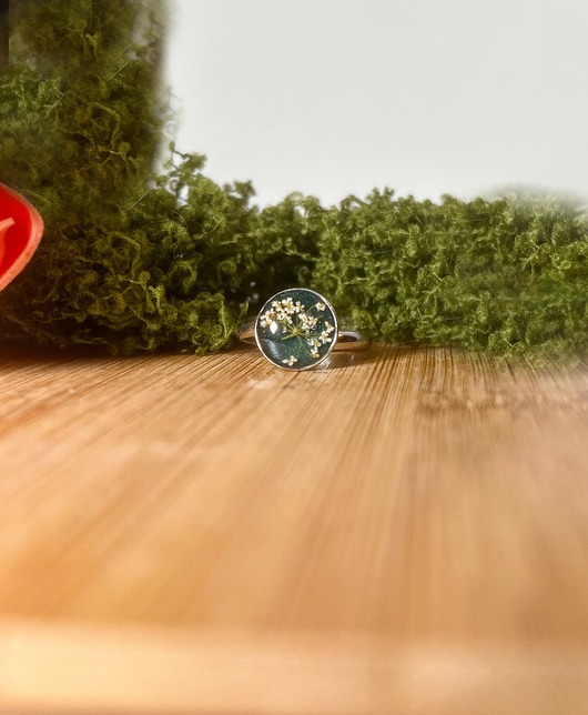 pierścionek z żywicy Pierścionek z kwiatami butelkowa zieleń