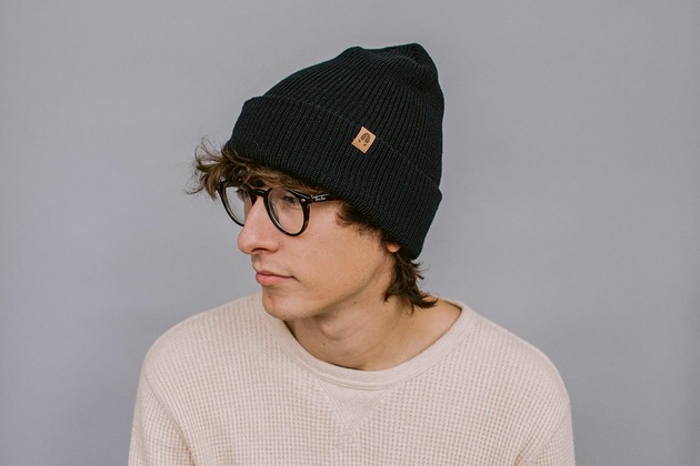 czapki damskie ŁOŚ - gruba wywijana wełniana czapka- czarny