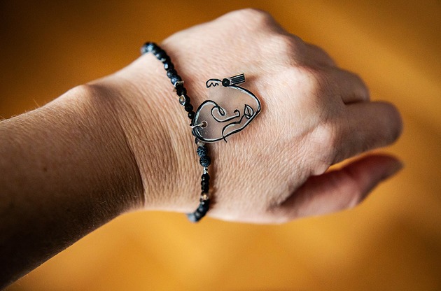 bransoletki - inne Bransoletka z naturalnych kamieni z zawieszką w kształcie twarzy