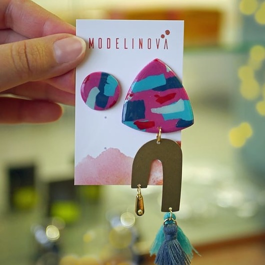 Kolczyki asymetryczne wiszące z frędzlem fuksja MODELINOVA