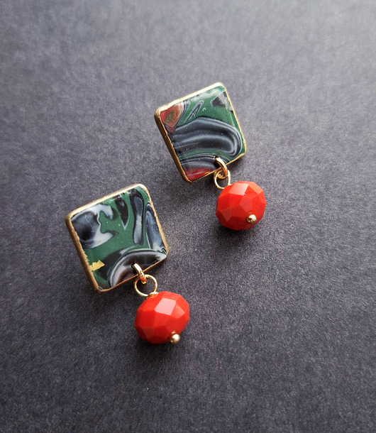 kolczyki z masy plastycznej Kolczyki zieleń w czerwieni no5