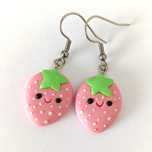 kolczyki z masy plastycznej Różowe kolczyki truskawki