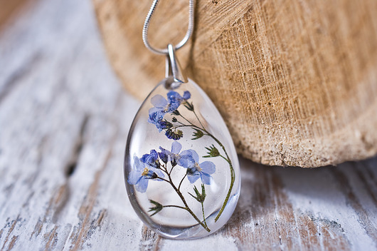 Naszyjnik z niezapominajkami w żywicy So Jewelry