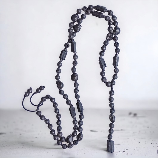 biżuteria męska Długi naszyjnik z czaszkami : PURE BLACK : turmalin, howlit, lawa