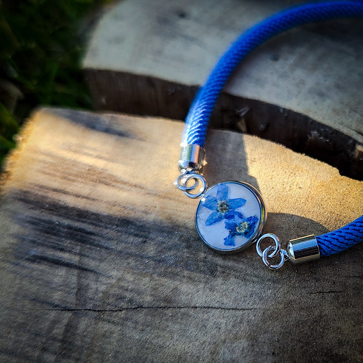 bransoletki z żywicy Bransoletka na sznurku z niezapominajkami