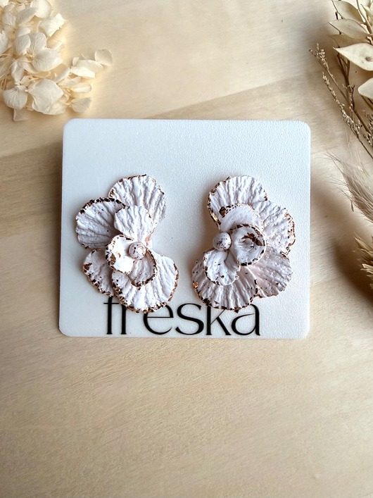 kolczyki z masy plastycznej Kolczyki Półkwiaty duże - złamana biel ze złotymi zdobieniami