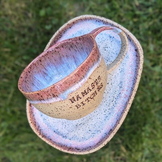 filiżanki NAMASTE BITCHES, zestaw ceramiczny, Duża filiżanka/ kubek + talerz