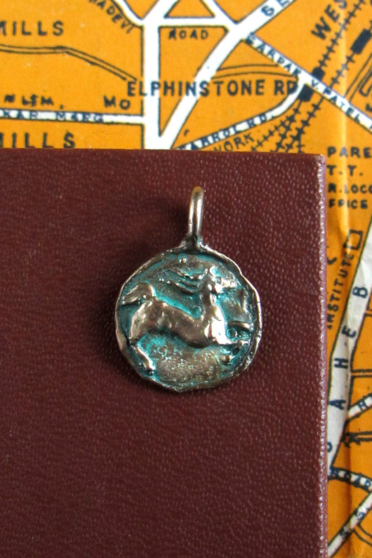 wisiory Brązowa zawieszka moneta z koniem