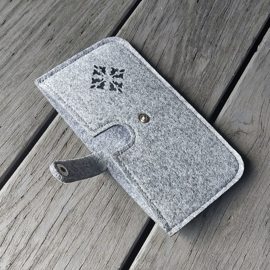 etui na telefon Filcowe etui na telefon z ażurem - zapinane na nap - szare