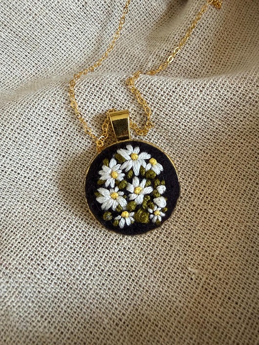 złote naszyjniki Ręcznie wyszywany naszyjnik "Stokrotki"