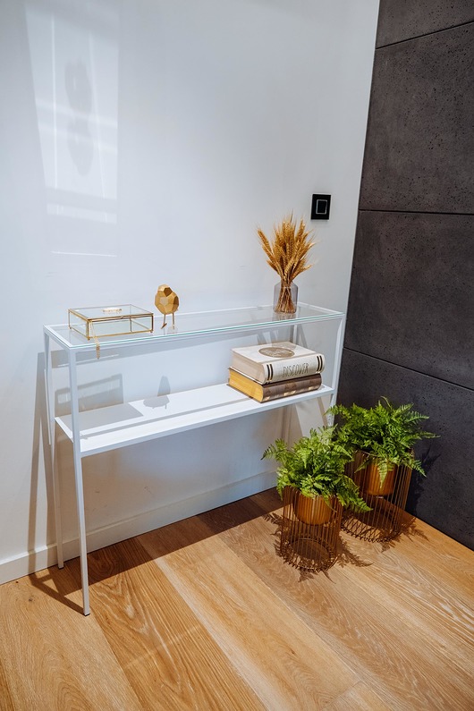komody SHIRLEY - konsola ze stalową półką i szybą, konsola, toaletka, biała